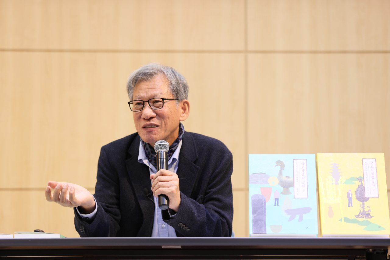 You Hong-june speaks at a press conference at the Changbi Seogyo Building in Mapo-gu, Seoul, Tuesday. (Changbi Publishers)