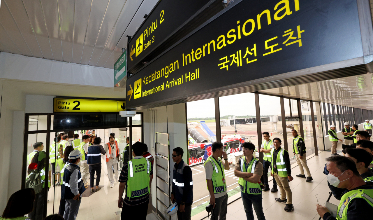 South Korean press tour the facilities at Batam Hang Nadim International Airport in Batam, Indonesia, on Wednesday. (Yonhap)