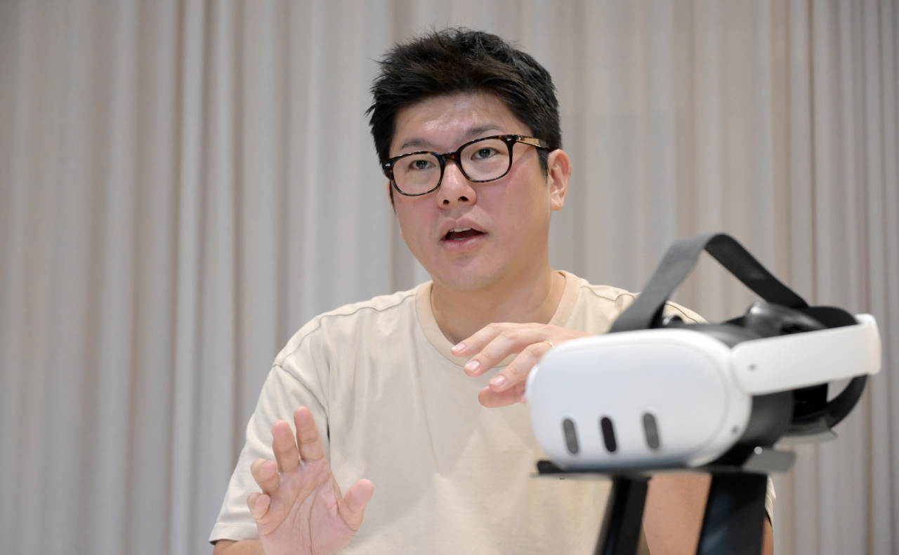 AmazeVR's co-CEO Steve Lee speaks during an interview at the company's Seoul office in Gangnam-gu on Oct. 31. (Lee Sang-sub/ The Korea Herald)