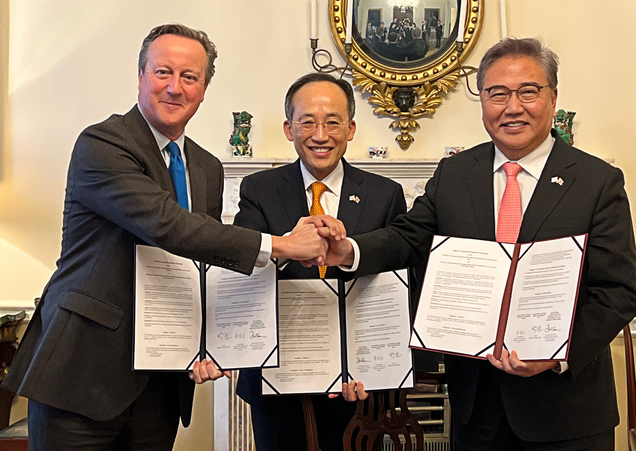 South Korean Finance Minister Choo Kyung-ho (center) poses for a photo with British Foreign Secretary David Cameron (left) and Foreign Minister Park Jin in London on Tuesday. (Yonhap)