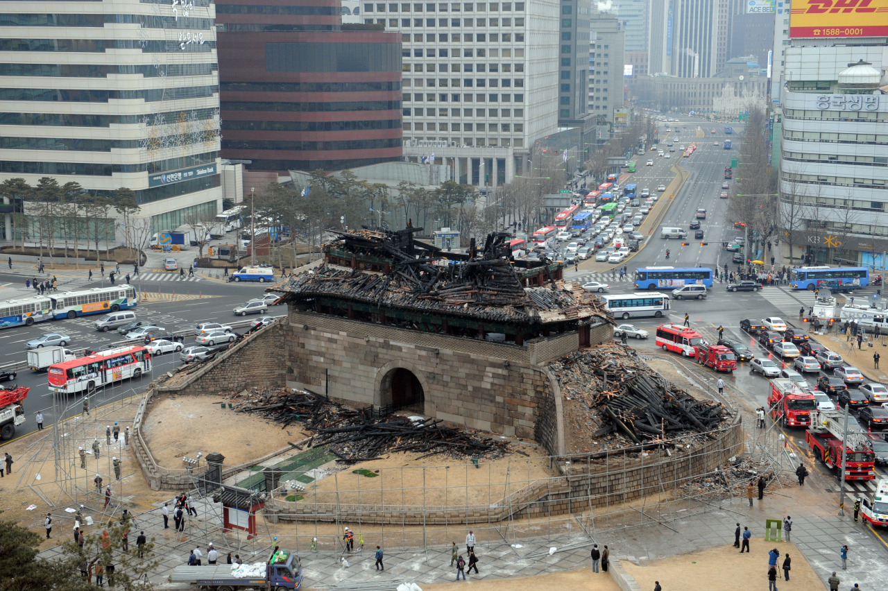 Sungnyemun on the morning of Feb. 11, 2008, after the fire was put out (The Korea Herald)