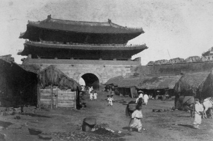 Photo of Sungnyemun taken in 1882 (Cultural Heritage Administration)