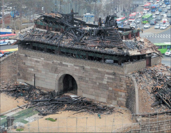 Damaged Sungnyemun on the morning of Feb. 11, 2008, after the fire was put out (The Korea Herald)
