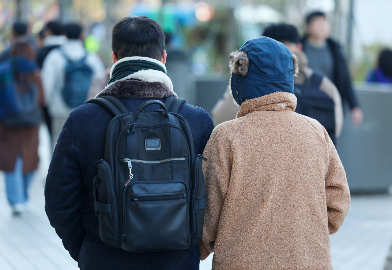 Passersbys walk near City Hall Station, Seoul Subway Line No. 2, on Monday morning. (Yonhap)