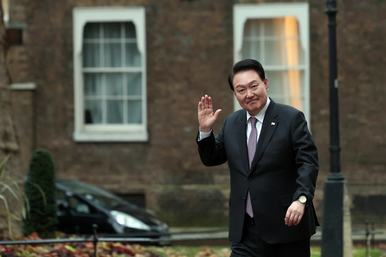 President Yoon Suk Yeol poses for a photo during his visit to 10 Downing Street on Wednesday. (Yonhap)