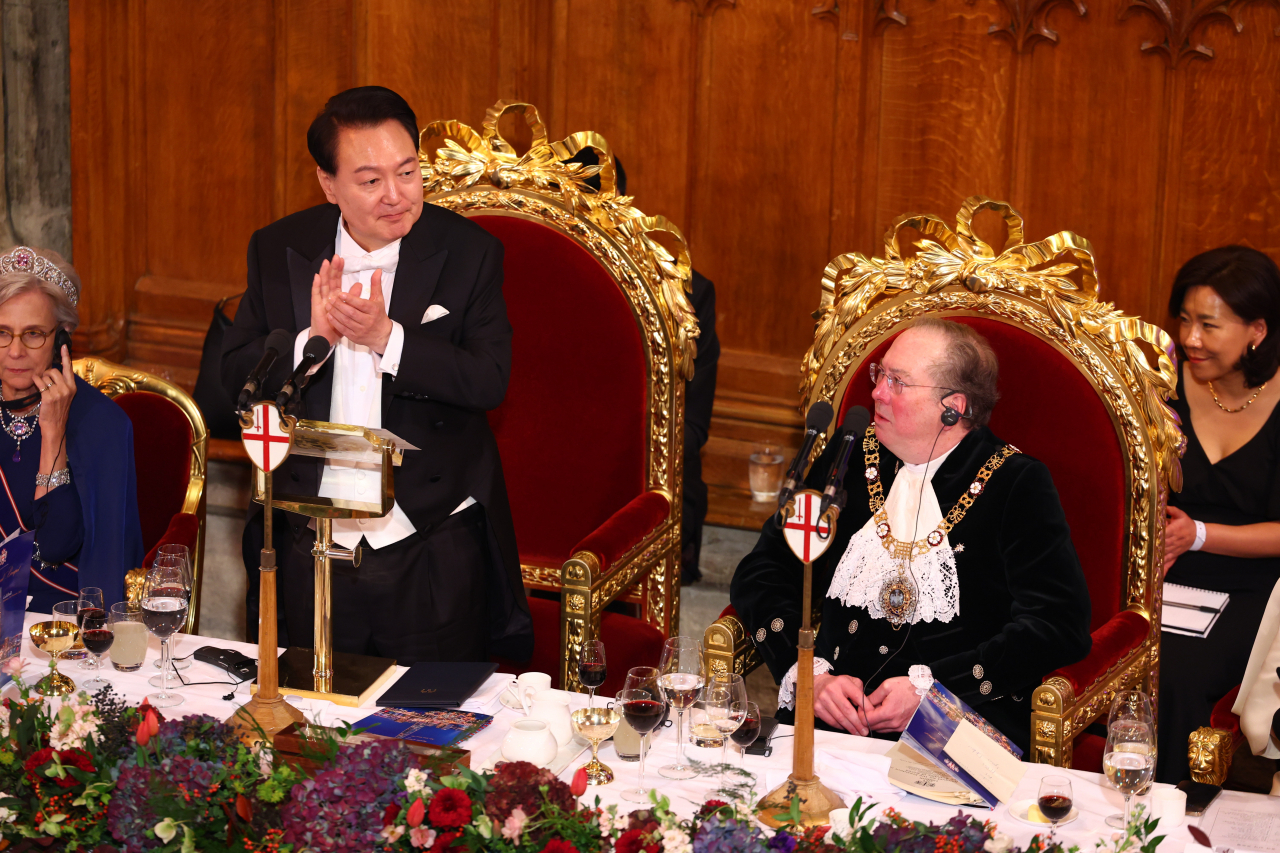 President Yoon Suk Yeol claps hands during the banquet given by Michael Mainelli, lord mayor of the City of London on Wednesday. (Yonhap)