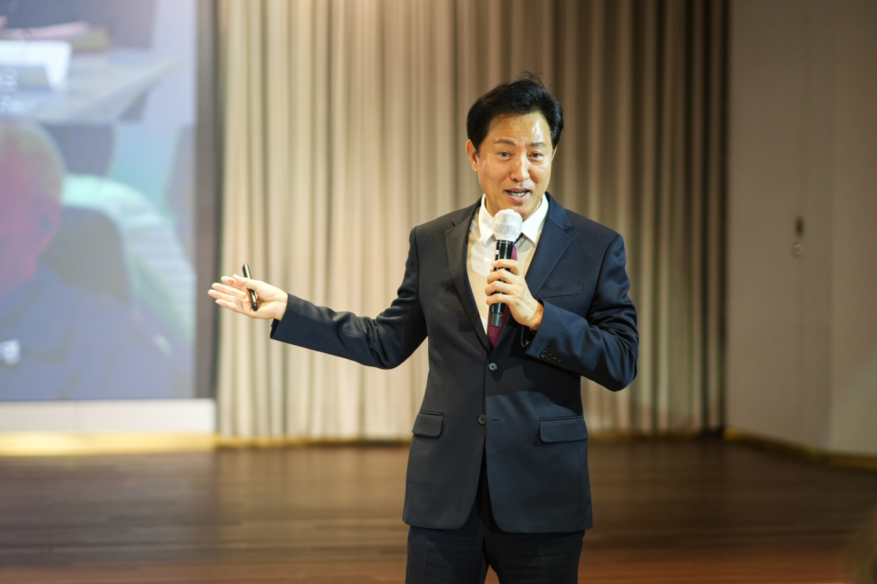 Seoul Mayor Oh Se-hoon delivers a speech at The Korea Herald’s Global Business Forum held at the Mondrian Seoul Itaewon Hotel on Wednesday. (The Korea Herald)