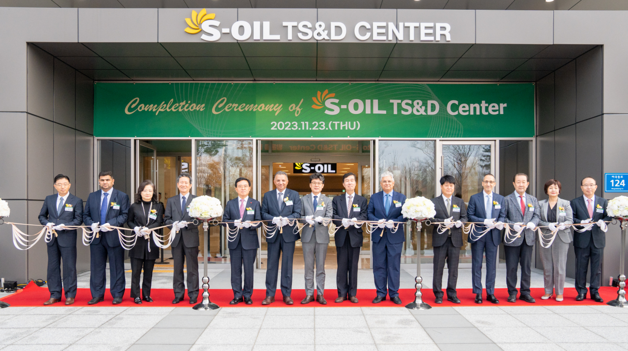 Korean government officials and S-Oil representatives, including S-Oil CEO Anwar al-Hejazi (sixth from left), cut tape at the completion ceremony of S-Oil's Technical Service & Development Center in western Seoul on Thursday. (S-Oil)