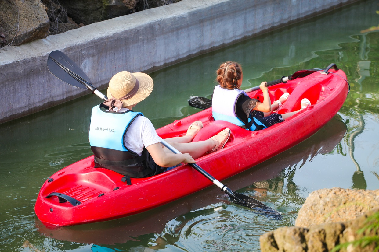 Visitors kayaking at Vicheollin in Jeju Island. (Vicheollin)