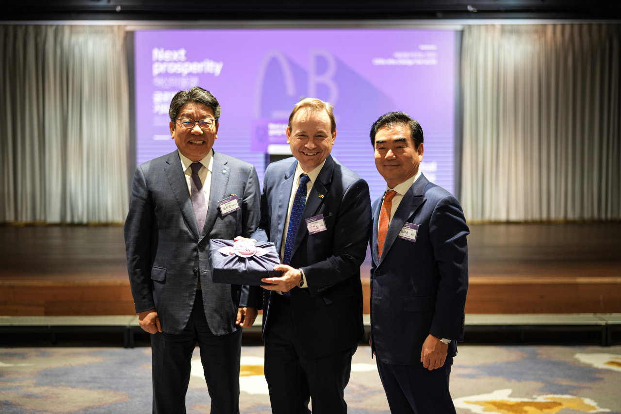 German Ambassador to Korea Georg Schmidt(center) pose for a group photo with Global Biz Forum representative Kim Jae-sung(first from right) and Korea Herald CEO Choi Jin-young at the Global Biz Forum hosted by The Korea Herald at Mondrian Hotel in Yongsan, Seoul, Wednesday. (Heo Tae Seung)