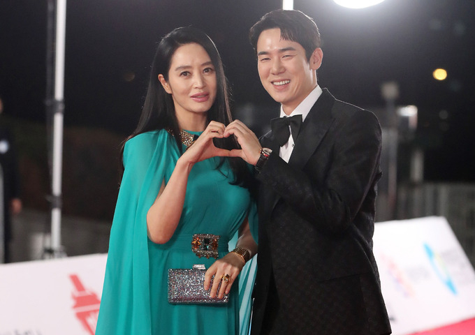 Actors Kim Hye-soo (left) and Yoo Yeon-seok pose for a photo during the 43rd Blue Dragon Film Awards held at KBS Hall in Yeouido, Seoul, on Nov. 25, 2022. (Newsis)