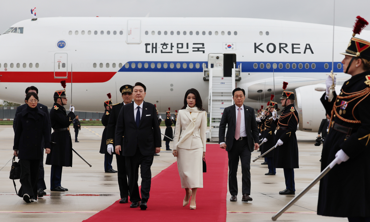 President Yoon Suk Yeol and first lady Kim Keon Hee arrive at the Orly Airport, France on Thursday. (Yonhap)