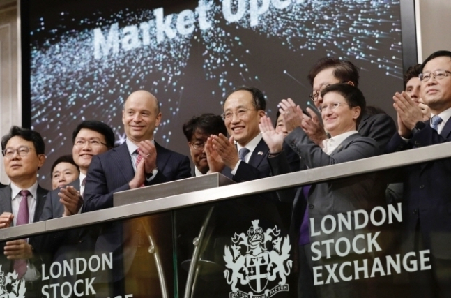 Finance Minister Choo Kyung-ho (center) attends the opening ceremony at the London Stock Exchange, Thursday. (Ministry of Economy and Finance)