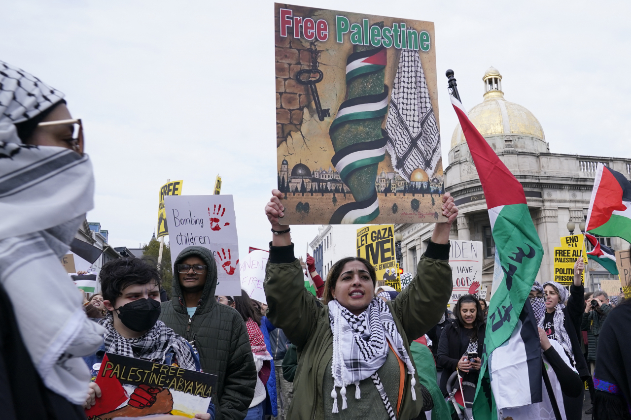 Protesters gather in the Georgetown neighborhood of Washington, Friday, Nov. 24, 2023, in support of Palestinians and to call for a permanent ceasefire in Gaza. (AP-Yonhap)