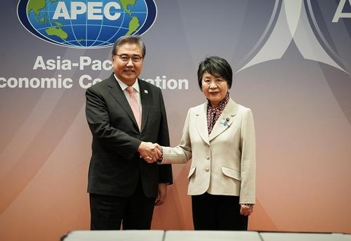 Foreign Minister Park Jin (left) and Japanese Foreign Minister Yoko Kamikawa shake hands before their bilateral talks on the sidelines of the Asia-Pacific Economic Cooperation summit in San Francisco on Nov. 15. (Yonhap)