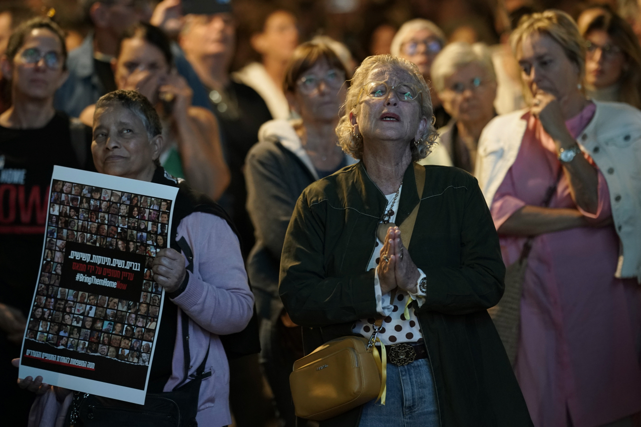 People participate in a show of solidarity with hostages being held in the Gaza Strip, near the Museum of Art in Tel Aviv, Israel, Saturday. (AP-Yonhap)