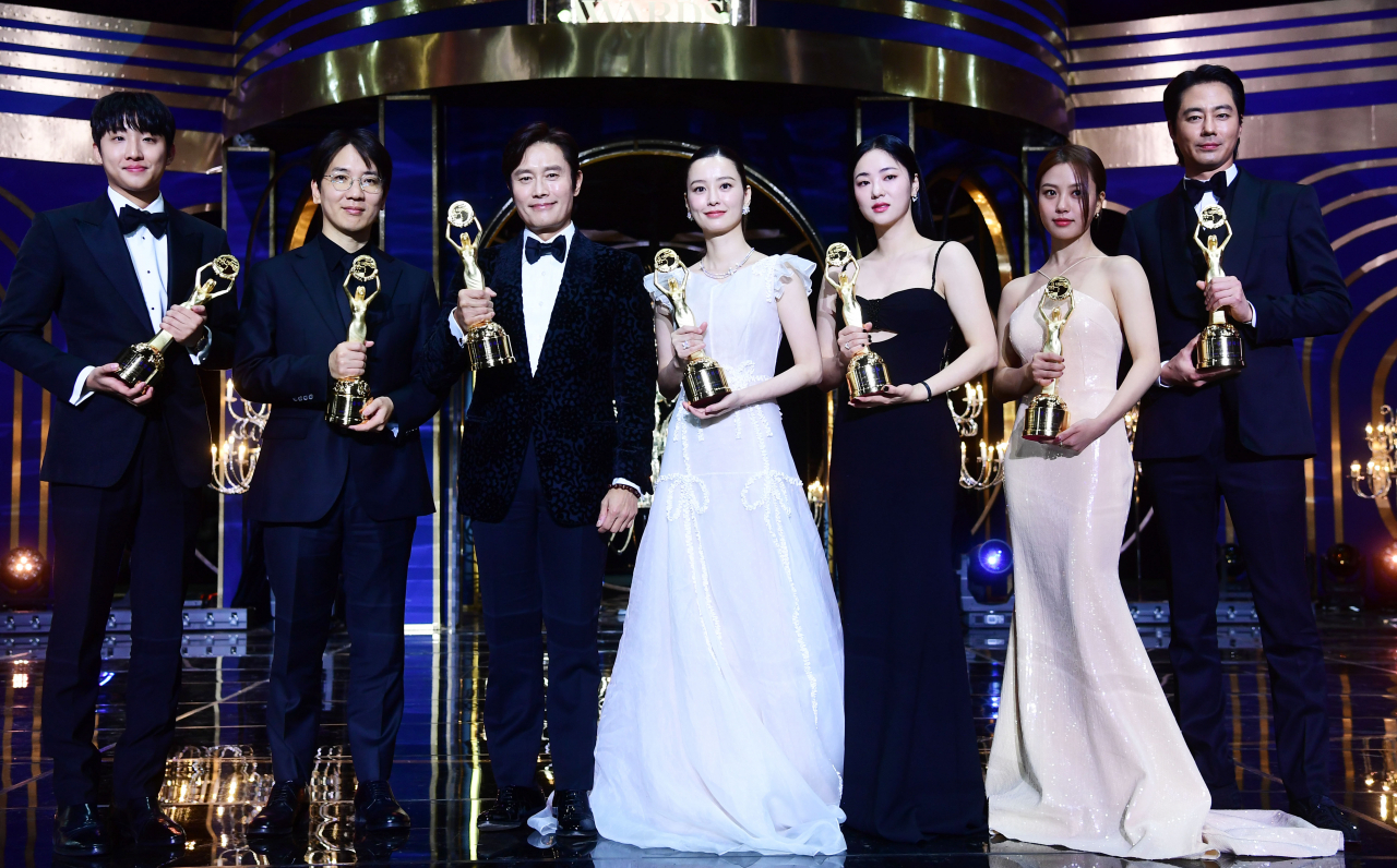 (From left) Actor Hong Xa-bin, director Um Tae-hwa, actors Lee Byung-hun, Jung Yu-mi, Jeon Yeo-been, Go Min-si and Zo In-sung, all award-winners at the 44th Blue Dragon Film Awards, pose for a photo at KBS Hall in Yeouido, Seoul, Friday. (Yonhap)