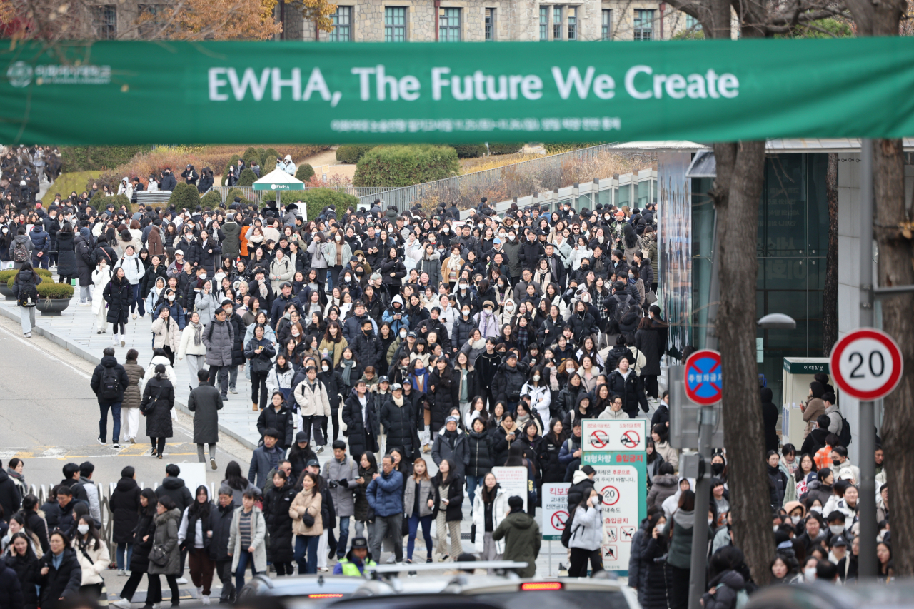 High school seniors walk out of Ewha Womans University in Seodaemun-gu, western Seoul, after taking essay tests for admission to the university in 2024, Sunday. (Yonhap)