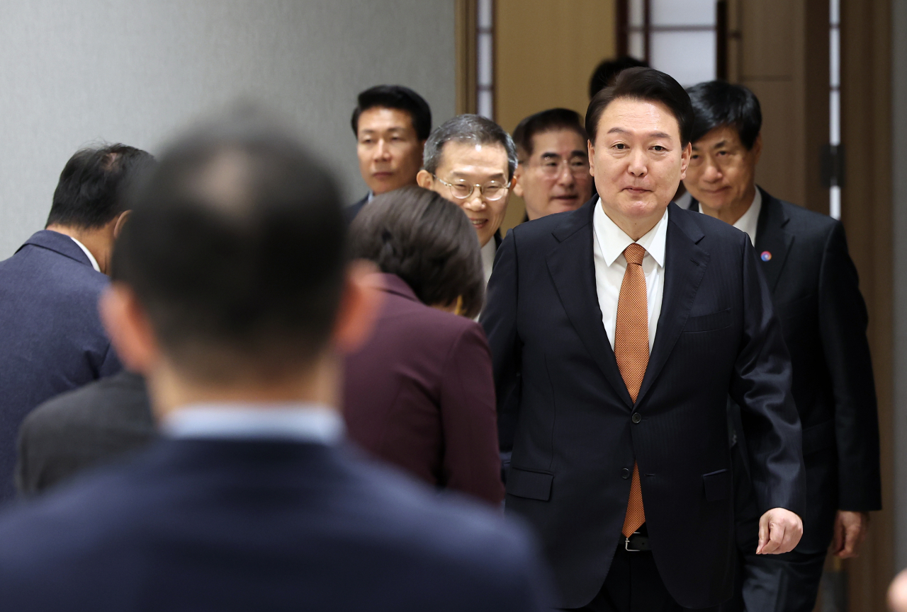 President Yoon Suk Yeol (right, front) attends a meeting of the Presidential Advisory Council on Science and Technology in his office in Seoul on Monday. (Yonhap)