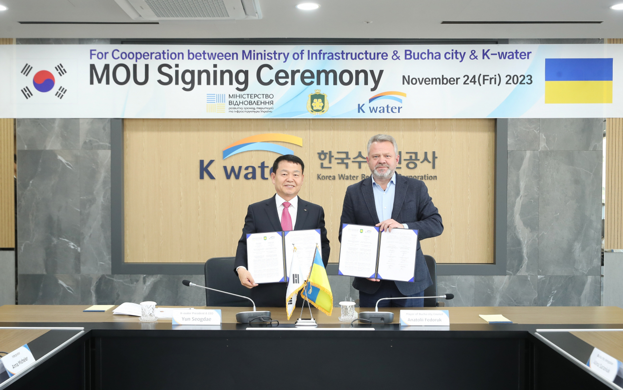 Korea Water Resources Corp. CEO Yun Seog-dae (left) and Anatolii Fedoruk, Ukraine's mayor of Bucha, pose for a picture after signing a memorandum of understanding at K-water's Hangang River Basin Management Division in Gwacheon, Gyeonggi Province, Friday. (Korea Water Resources Corp.)