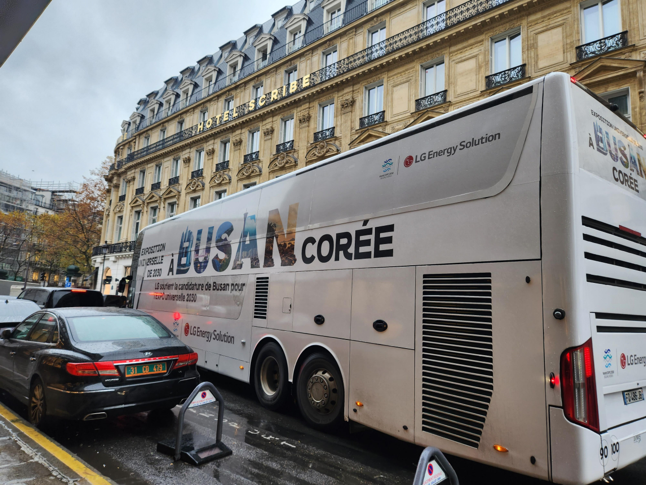LG Energy Solution's bus advertisement on a Paris street promoting Busan's bid to host the 2030 World Expo, Monday (Yonhap)