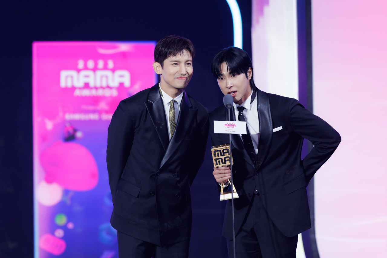 TVXQ receive an award on the first night of the 2023 MAMA Awards at Tokyo Dome in Tokyo, Tuesday. (Mnet)