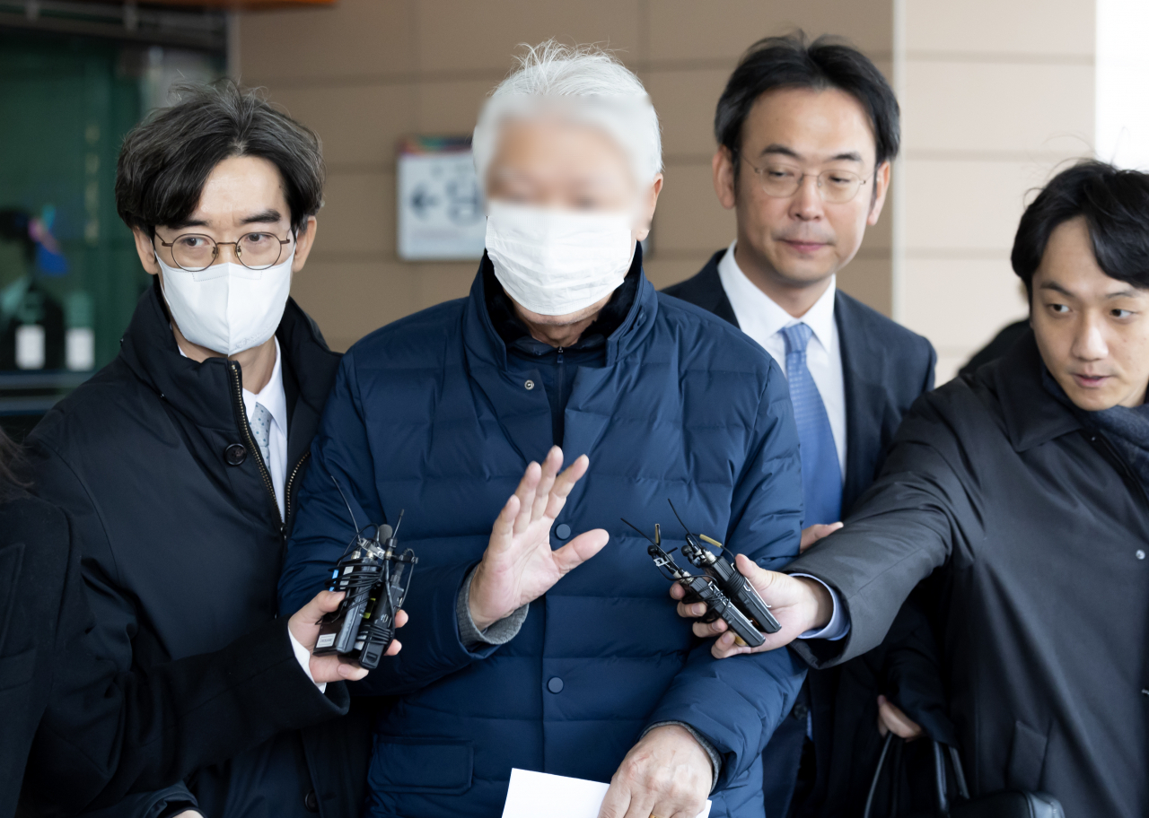 The chief of Hamilton Hotel addresses the media at Seoul Western District Court in Seoul on Wednesday. (Yonhap)