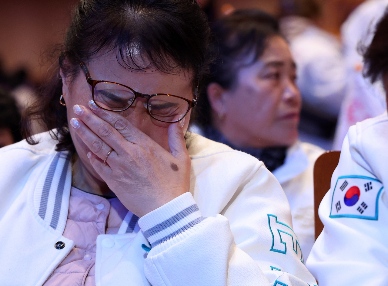This photo shows a Busan citizen crying after the Bureau International des Expositions voting result on Tuesday, when Saudi Arabia's capital Riyadh won the bid to host the World Expo 2030. (Yonhap)
