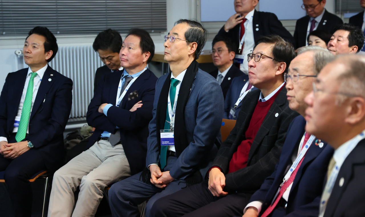 Government officials and business leaders of South Korea, including Prime Minister Han Duck-soo (fourth from left), watch a screen showing the outcome of the first round of voting by Bureau International des Expositions in Paris on Tuesday, (Yonhap)