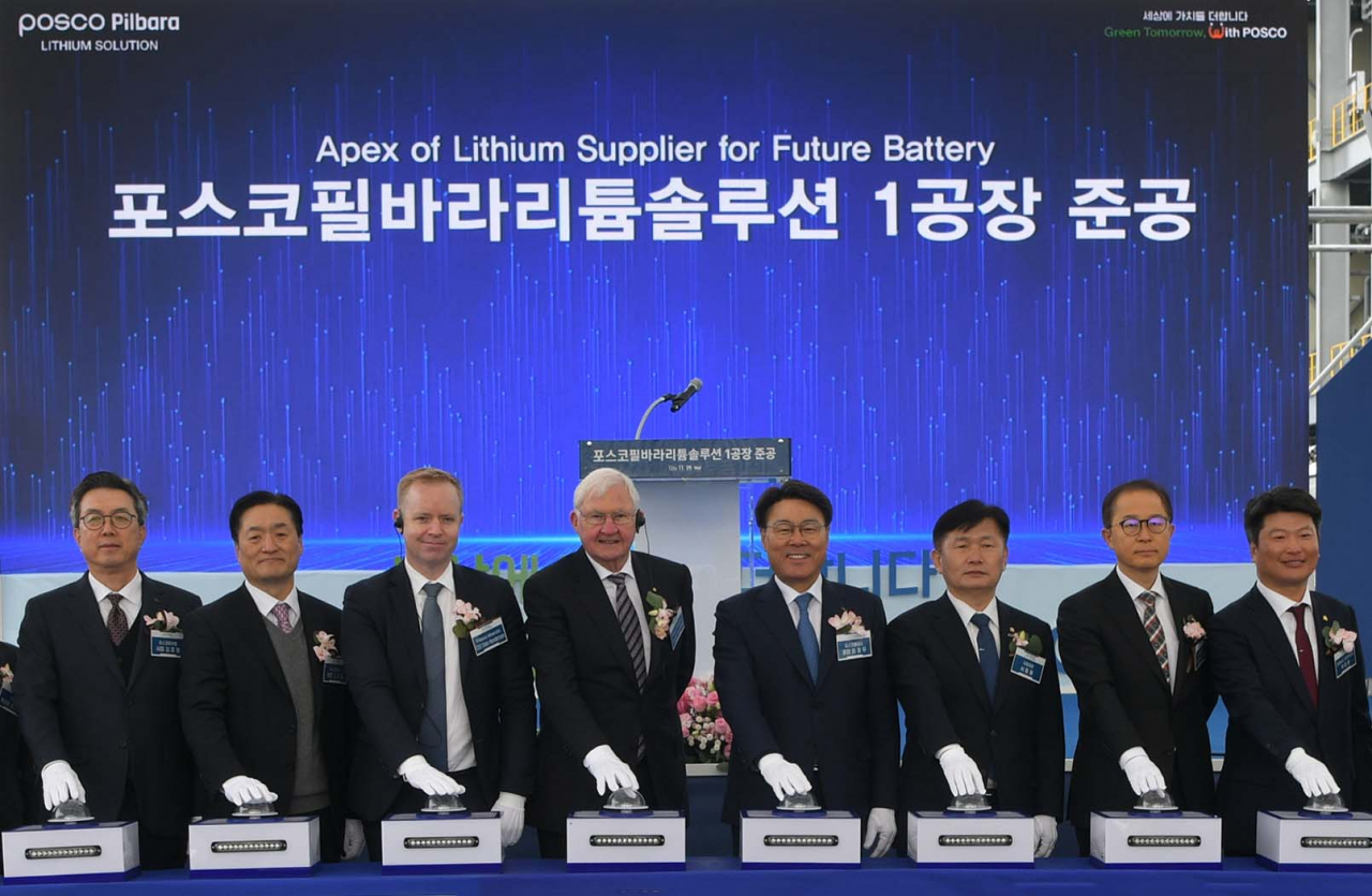 Posco Future M CEO Kim Jun-hyung (first from left), Pilbara Minerals CEO Dale Henderson (third from left), Pilbara Minerals Non-Executive Chairman of the Board Tony Kiernan (fourth from left) and Posco Group Choi Jeong-woo (fifth from left) pose for a photo during a ceremony celebrating the completion of its lithium hydroxide plant in the Yulchon Industrial Complex in Suncheon, South Jeolla Province, Wednesday. (Posco Holdings)