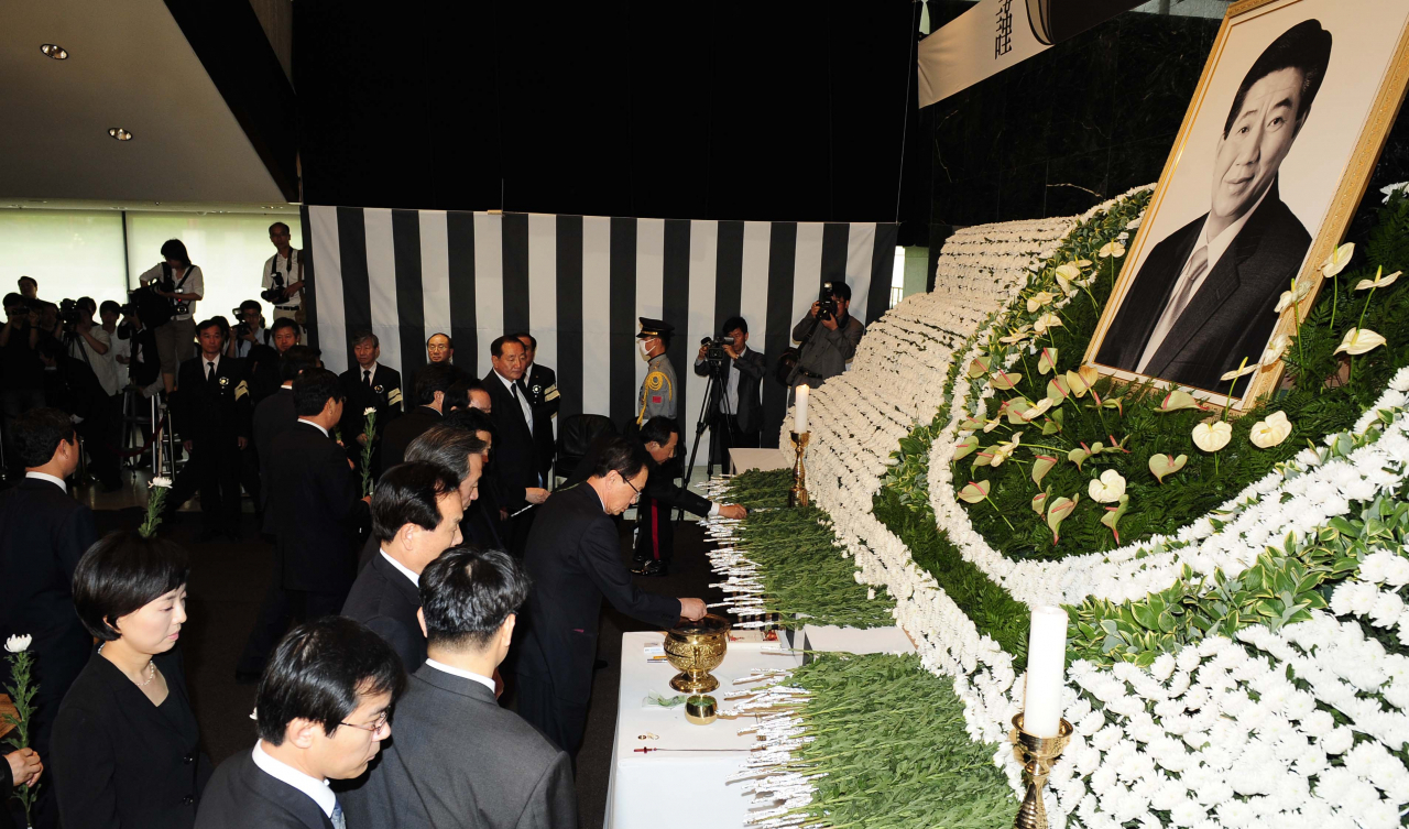 Koreans pay their respects to former President Roh Moo-hyun at his altar set up at Seoul in this file photo. (Korea Herald DB)