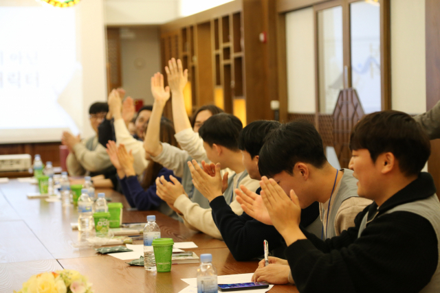 Participants clap during a game at the Meeting Temple Stay program held at Jogyesa Temple in Jongno, Seoul, Nov. 18. (Jogye Order of Korean Buddhism)