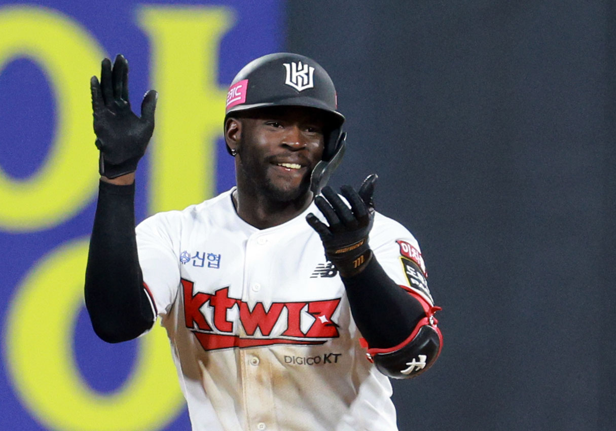 Anthony Alford of the KT Wiz celebrates after hitting an RBI single against the LG Twins during Game 3 of the Korean Series at KT Wiz Park in Suwon, Gyeonggi Province, on Nov. 10. (Yonhap)