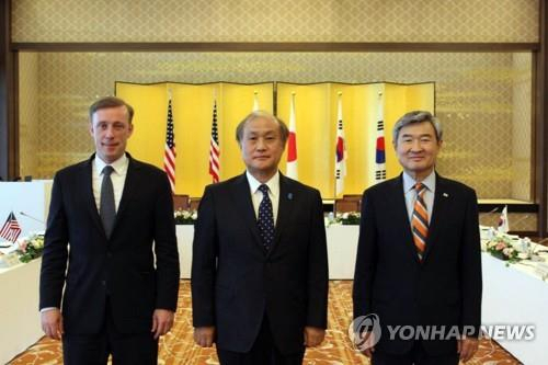 South Korean national security adviser Cho Tae-yong (right), US national security adviser Jake Sullivan (left) and Japanese national security adviser Takeo Akiba pose for a photo at a three-way meeting in Tokyo, June 15. (Yonhap)