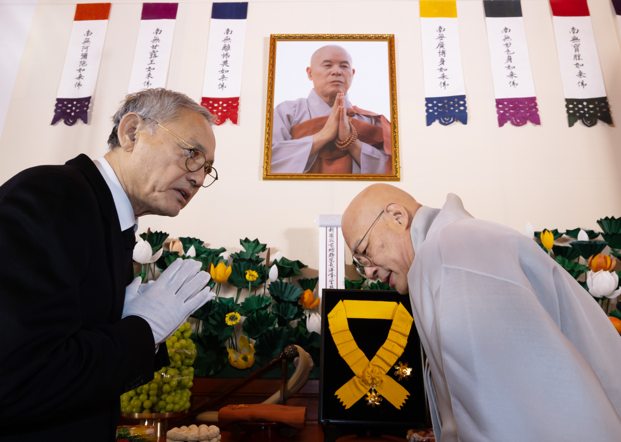 Culture Minister Yu In-chon pays respects to the late Ven. Jaseung at a memorial altar set up at the Jogye Temple on Saturday Yu awarded a posthumous Mugunghwa Medal, the highest of the five medals of the Civil Order of Merit, to the deceased for his service in the Buddhist community. (Yonhap)