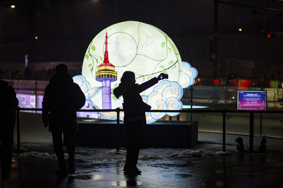 A visitor takes a photo of a lighting installation at the 2022 Seoul Lantern Festival. (Korea Tourism Organization)