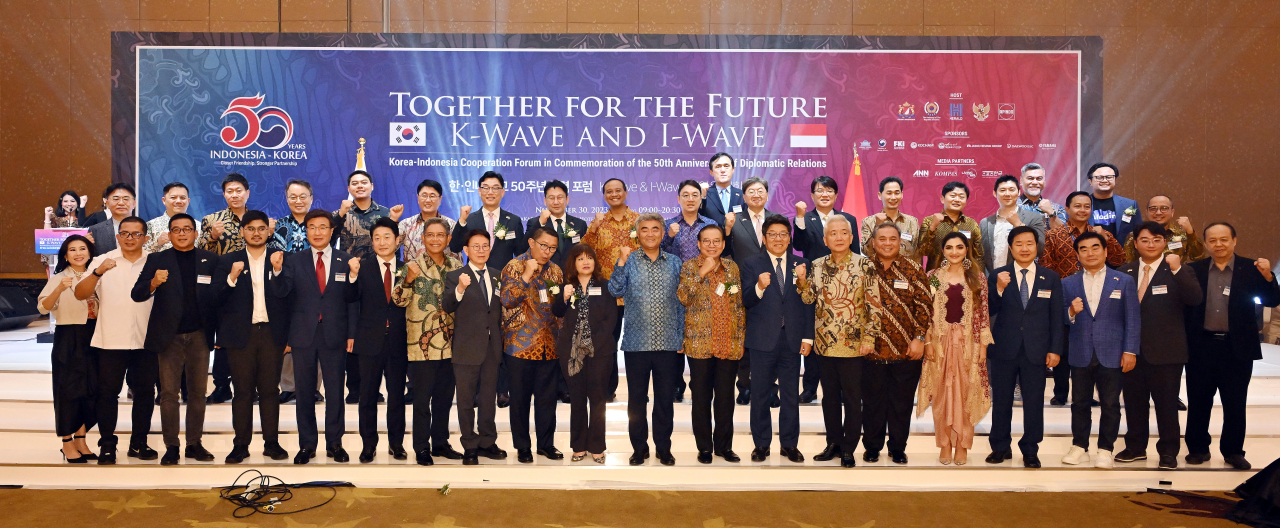 Daewoo E&C Chairman Jung Won-ju (11th from left, front row), who doubles as chairman of Herald Corp., Gandi Sulistiyanto (on Jung’s left), Indonesian ambassador to Korea, and other government and company officials of Korea and Indonesia pose for a photo at the Korea-Indonesia Cooperation Forum held at a hotel in Jakarta, Indonesia, Thursday. (Lee Sang-sub/The Korea Herald)