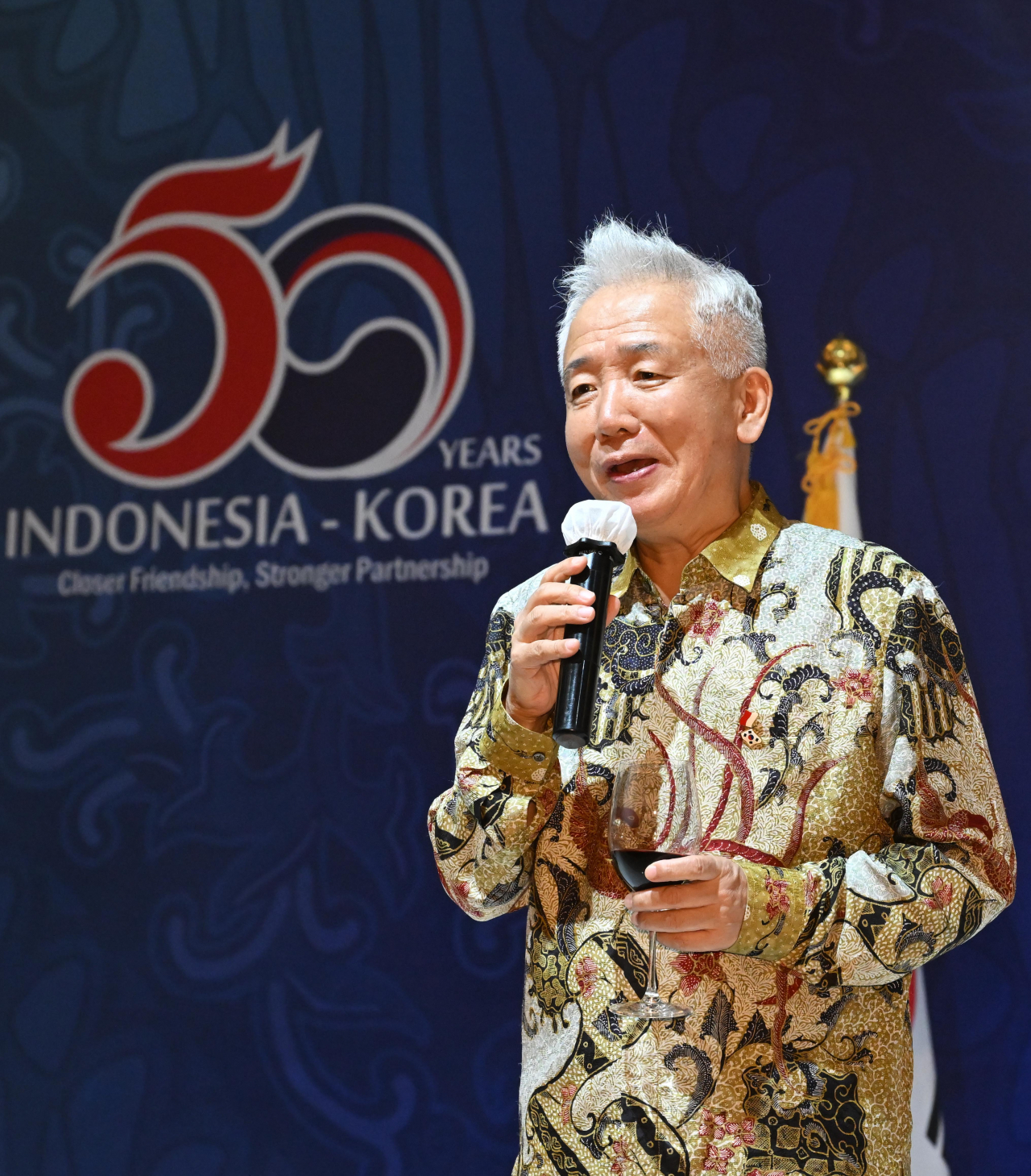 South Korean Ambassador to Indonesia, Lee Sang-deok talks before raising a toast at the Korea-Indonesia Friendship Night event held on Thursday evening at a hotel in Jakarta. (Lee Sang-sub/The Korea Herald)