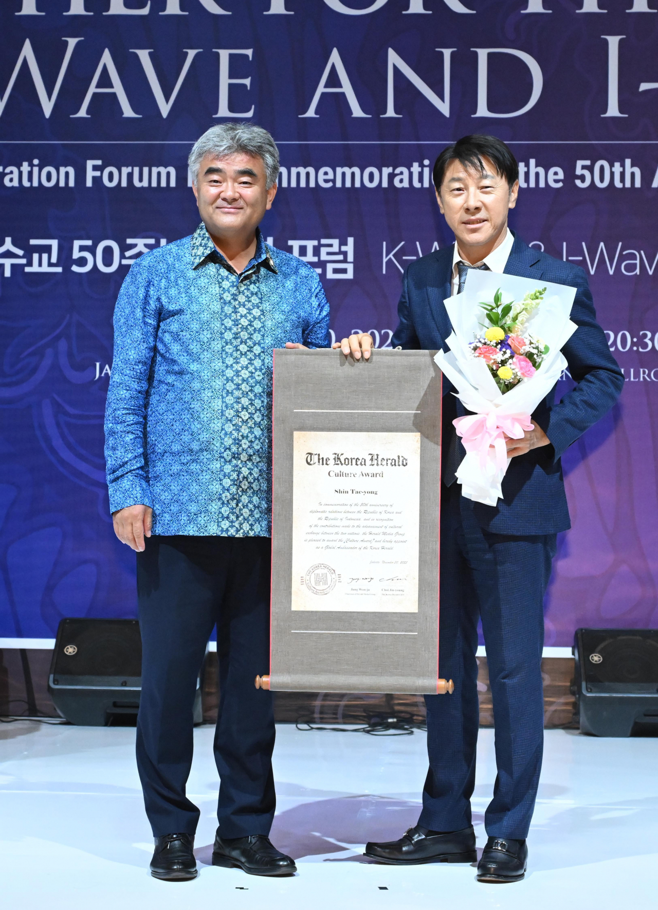 Daewoo Engineering & Construction Chairman Jung Won-ju (left) and Shin Tae-yong, manager of Indonesia's national football team, pose for a photo after Shin was honored with certificates of appreciation at the 
