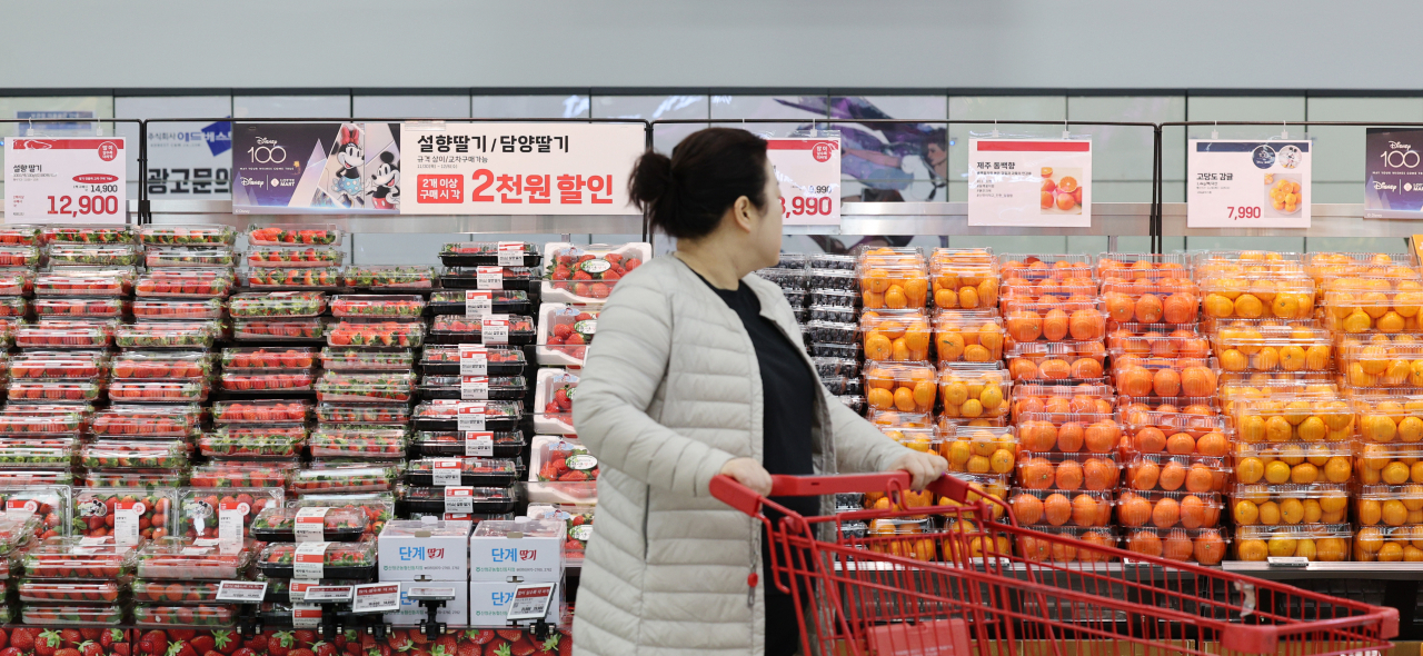 A customer sees fruits displayed at a supermarket in Seoul on Sunday. (Yonhap)