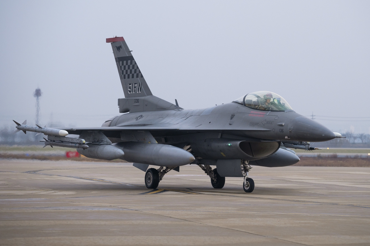 A US Air Force F-16 fighter jet returns to Osan Air Base in Pyeongtaek, 60 kilometers south of Seoul, on Nov. 27, after taking part in the Commando Sling exercise in Singapore, in this photo provided by the US Air Force. (Yonhap)