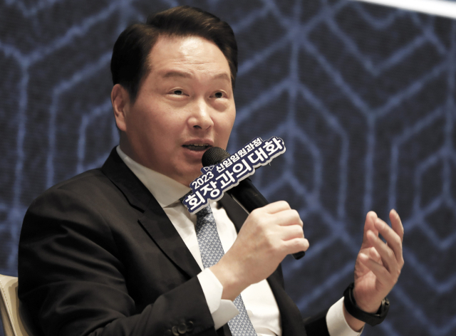 SK Group Chairman Chey Tae-won speaks at an executive seminar held in Seoul on Feb. 3. (Yonhap)