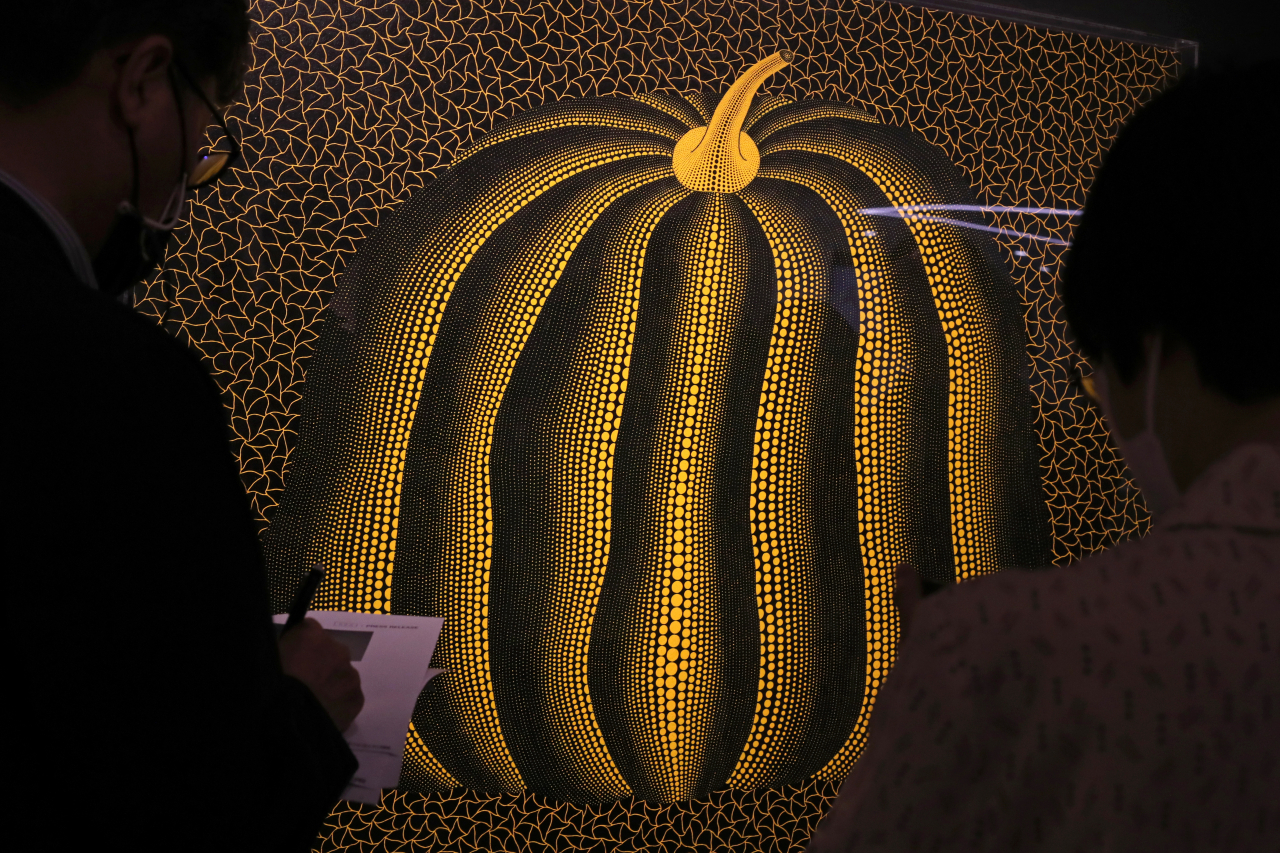 Yayoi Kusama’s iconic “Pumpkin” artwork was displayed at an exhibition in Seoul in July last year. Two fractional art investment companies, Art Together and Yeolmae Company, have recently submitted a registration statement for the artist's pumpkin motif paintings. (Newsis)