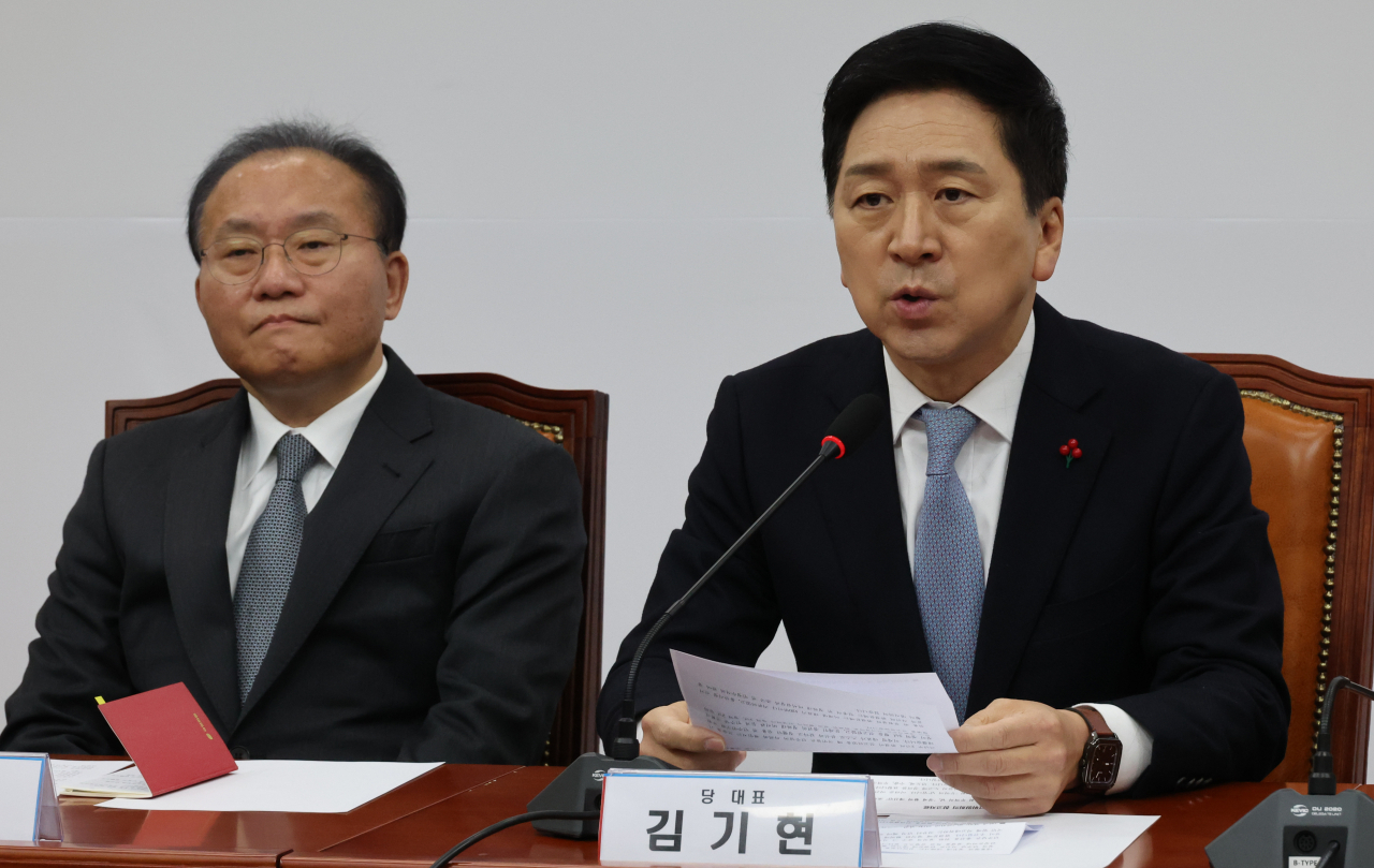 Rep. Kim Gi-hyeon (right), the ruling People Power Party's leader, speaks in a leadership meeting at the National Assembly in Seoul on Tuesday. (Yonhap)