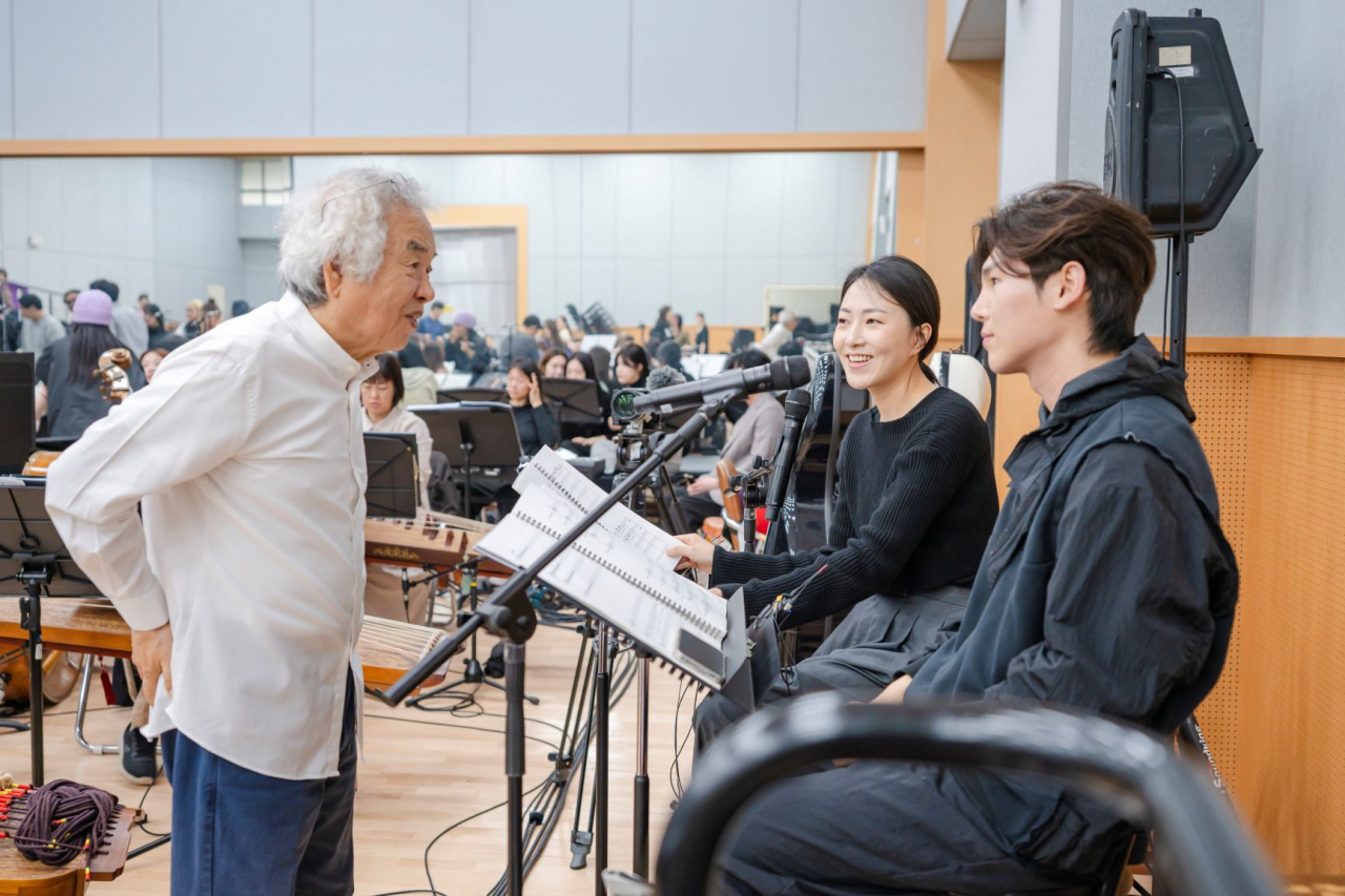 From left: Composer- conductor Park Bum-hoon, pansori singers Yi So-yeon and Kim Jun-soo is seen at a rehearsal. (National Theater of Korea)