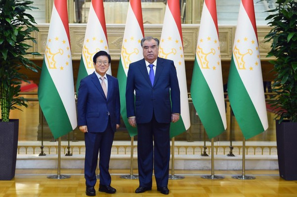 President of Tajikistan Emomali Rahmon(right) and National Assembly Speaker Park Byeong-seug pose for a photo in Tajikistan in Nov. 2021. (Embassy of Tajikistan in Seoul)