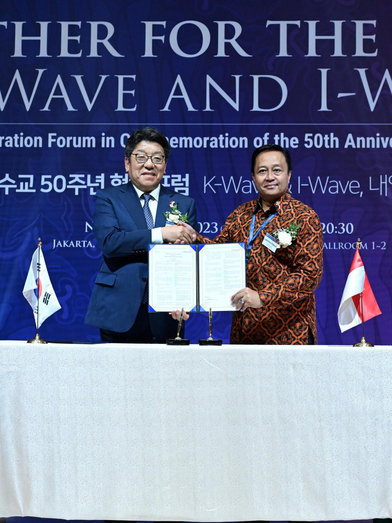 Korea Herald CEO Choi Jin-young (left) and KOMPAS Daily Business Director Lukminto Wibowo pose for a photo after signing a memorandum of understanding during the Korea-Indonesia Cooperation Forum held in Jakarta, Indonesia on Thursday. (Lee Sang-sub/The Korea Herald)
