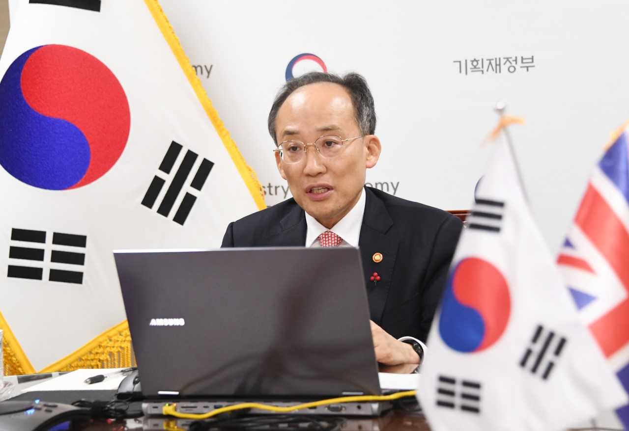 Korea's Finance Minister Choo Kyung-ho speaks during a video conference with Britain's Chancellor of the Exchequer Jeremy Richard Streynsham Hunt held Tuesday. (The Ministry of Economy and Finance)