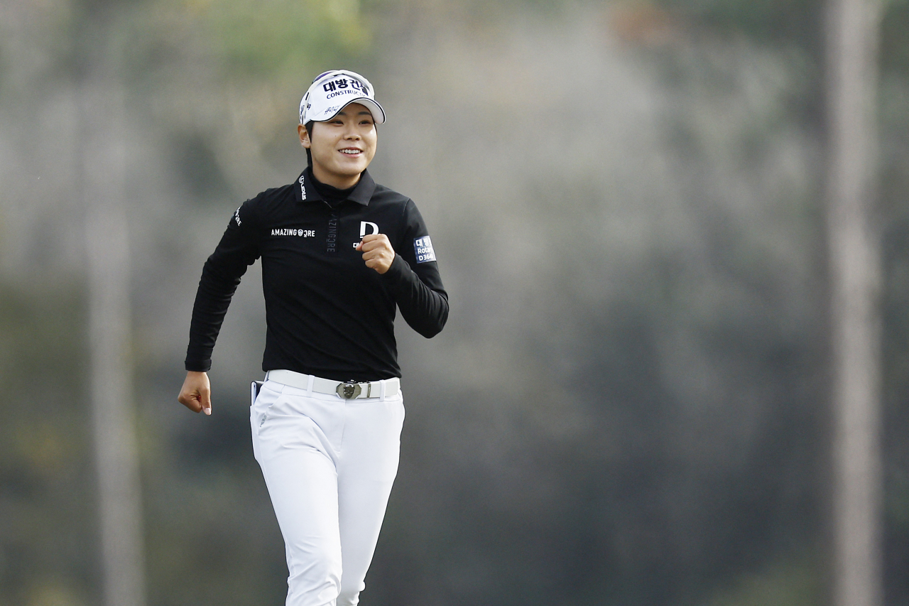 Lee So-mi of South Korea walks toward the first green during the fifth round of the LPGA Q-Series at Robert Trent Jones Golf Trail at Magnolia Grove in Mobile, Alabama, on Tuesday. (Yonhap)