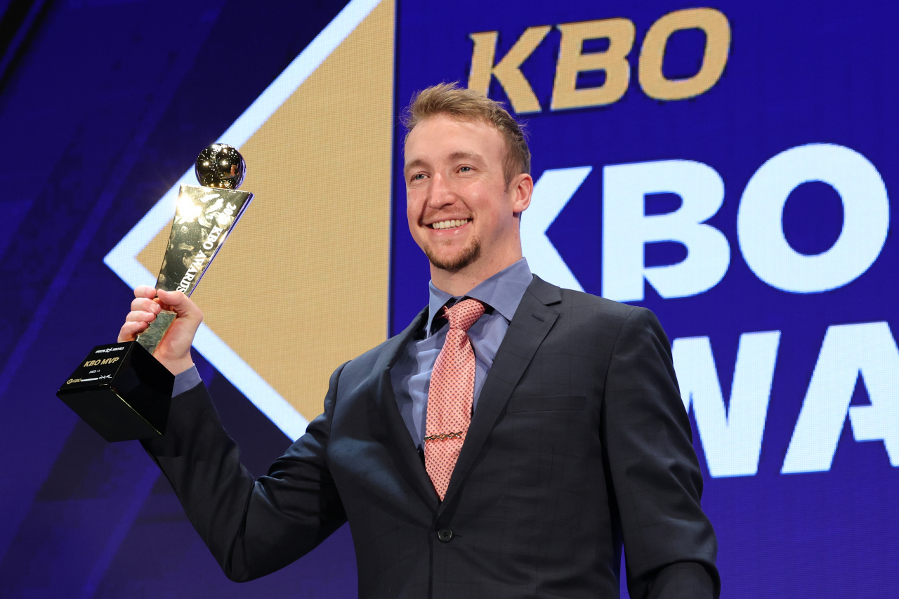 NC Dinos pitcher Erick Fedde poses with the trophy for the most valuable player award at the Korea Baseball Organization Awards ceremony in Seoul on Nov. 27. (Yonhap)